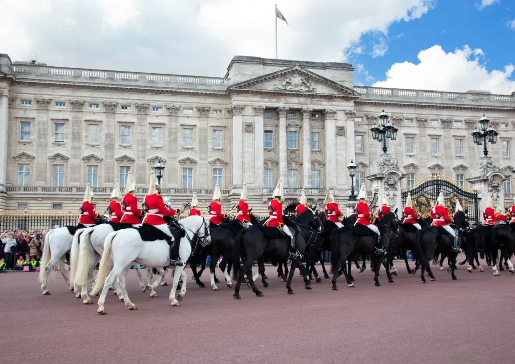 7 Best Things to Do in London, horses buckingham palace